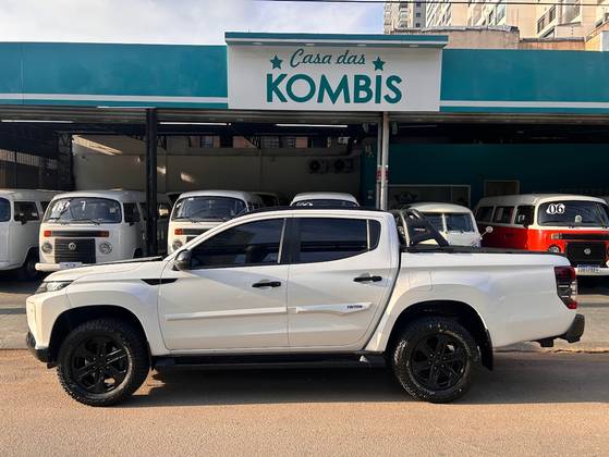 MITSUBISHI L200 TRITON 2.4 16V TURBO DIESEL SPORT HPE CD 4P 4X4 AUTOMÁTICO MITSUBISHI L200 TRITON 2.4 16V TURBO DIESEL SPORT HPE CD 4P 4X4 AUTOMÁTICO
